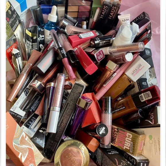 MAKE SOME $$ NEW COSMETICS Wholesale LOT Resale HEALTH & BEAUTY 100 CT NWTs - Picture 1 of 8